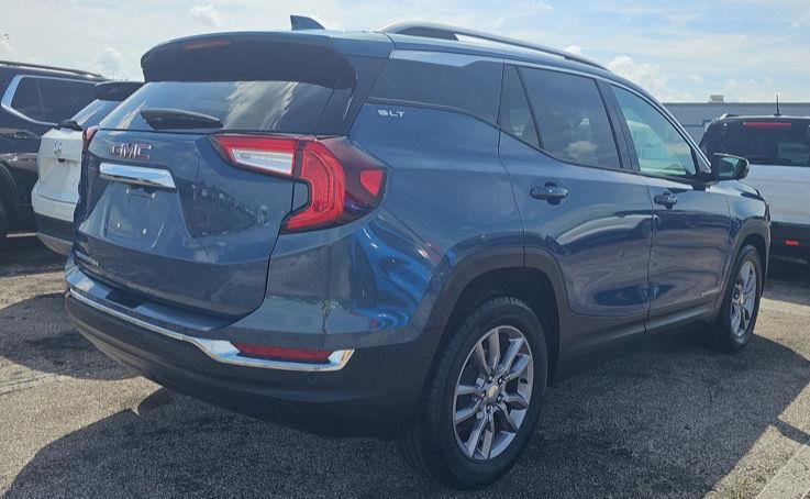 Used 2024 GMC Terrain SLT w/ Tech Package image 2