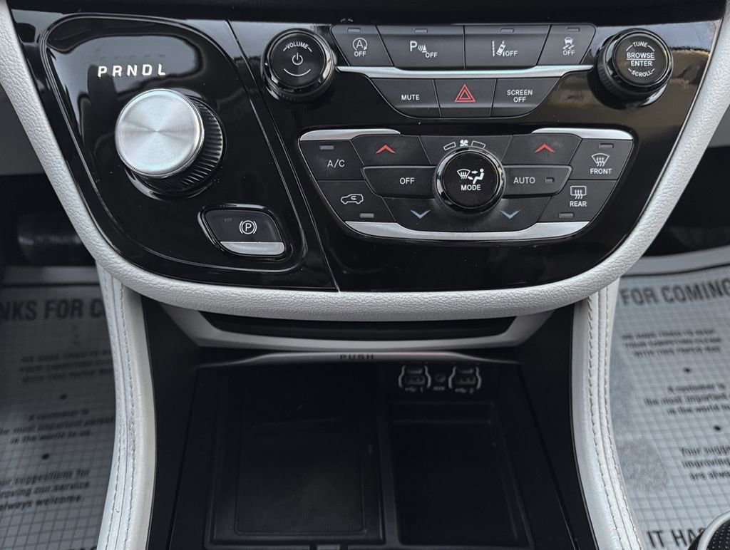 Used 2024 Chrysler Pacifica Limited image 32
