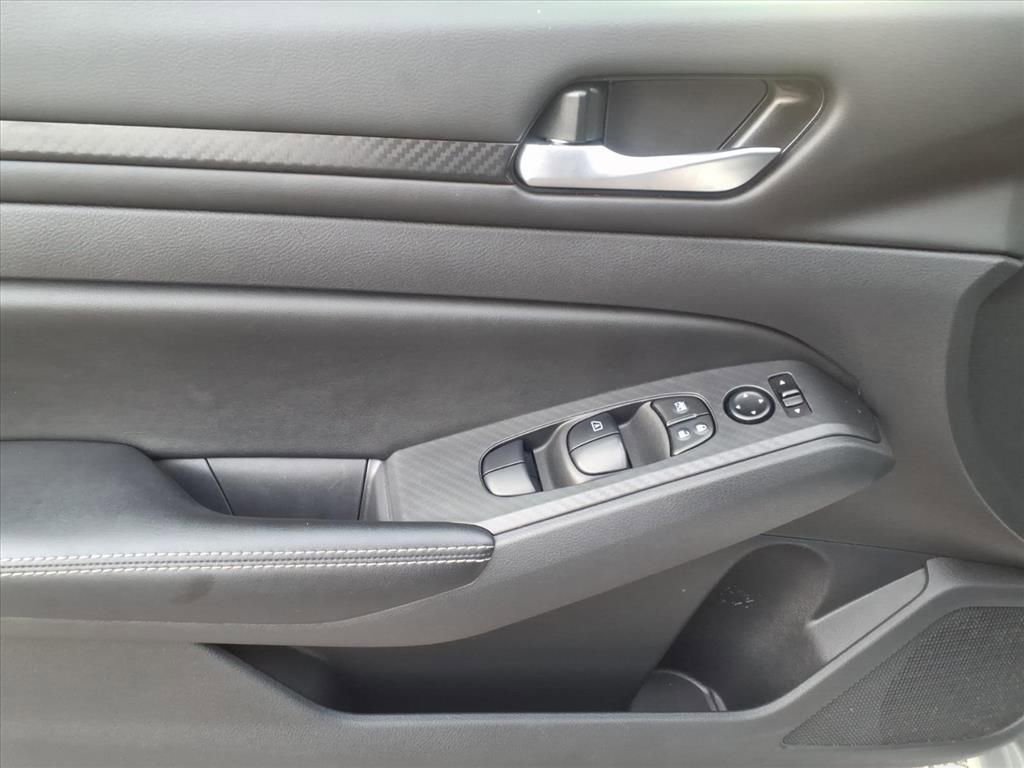 Used 2024 Nissan Altima 2.5 SV image 13
