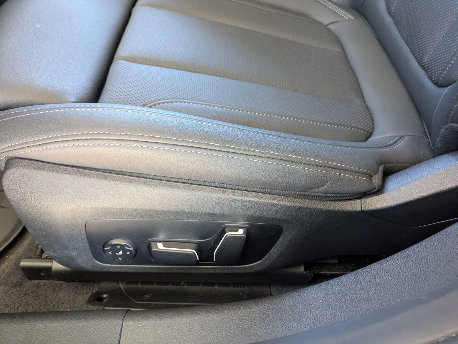Used 2026 BMW 330i xDrive Sedan w/ Premium Package AWD/4WD image 7