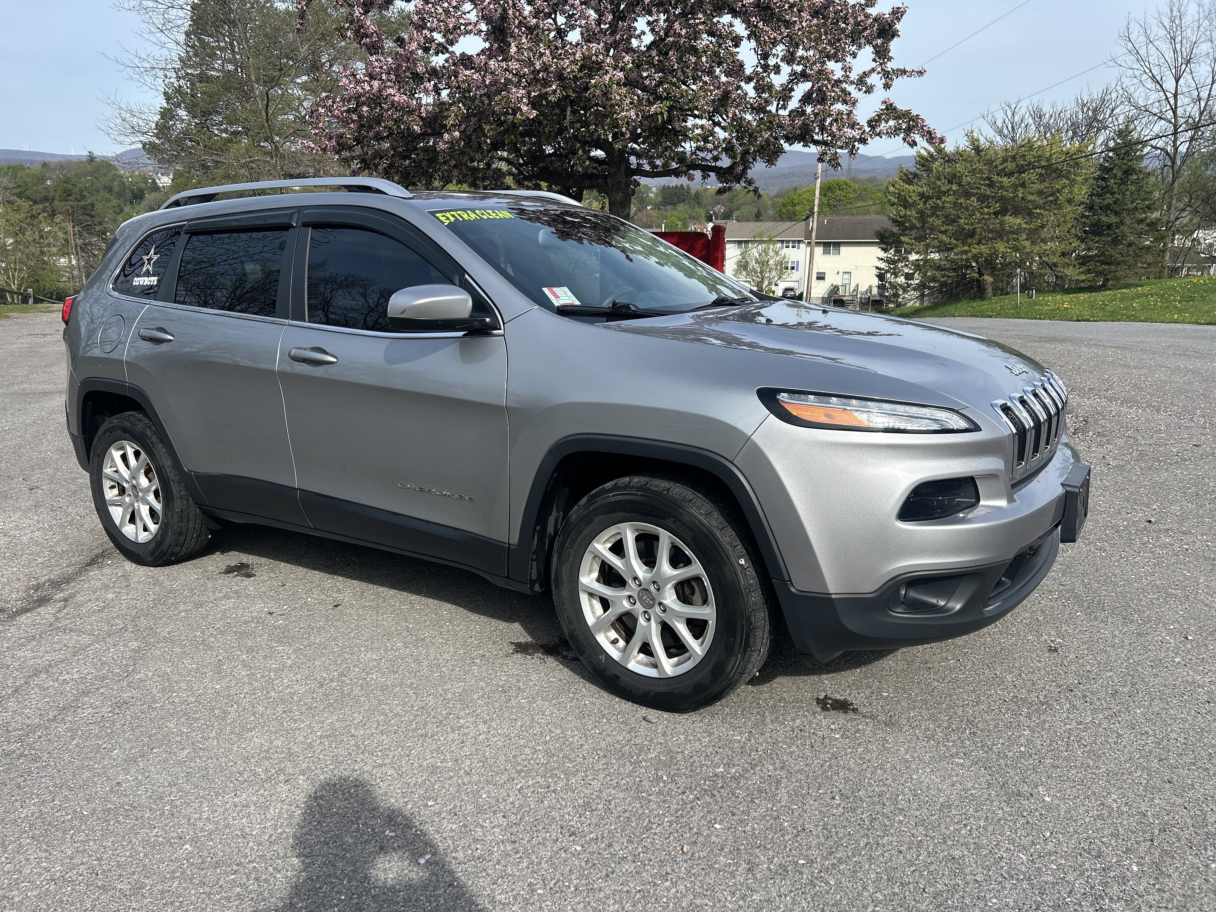 Used 2017 Jeep Cherokee Latitude AWD/4WD image 1