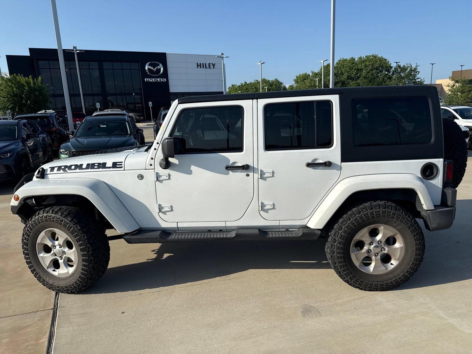 Used 2015 Jeep Wrangler Unlimited Sahara w/ Connectivity Group AWD/4WD image 10