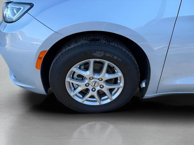 Used 2024 Chrysler Pacifica Touring-L FWD image 24