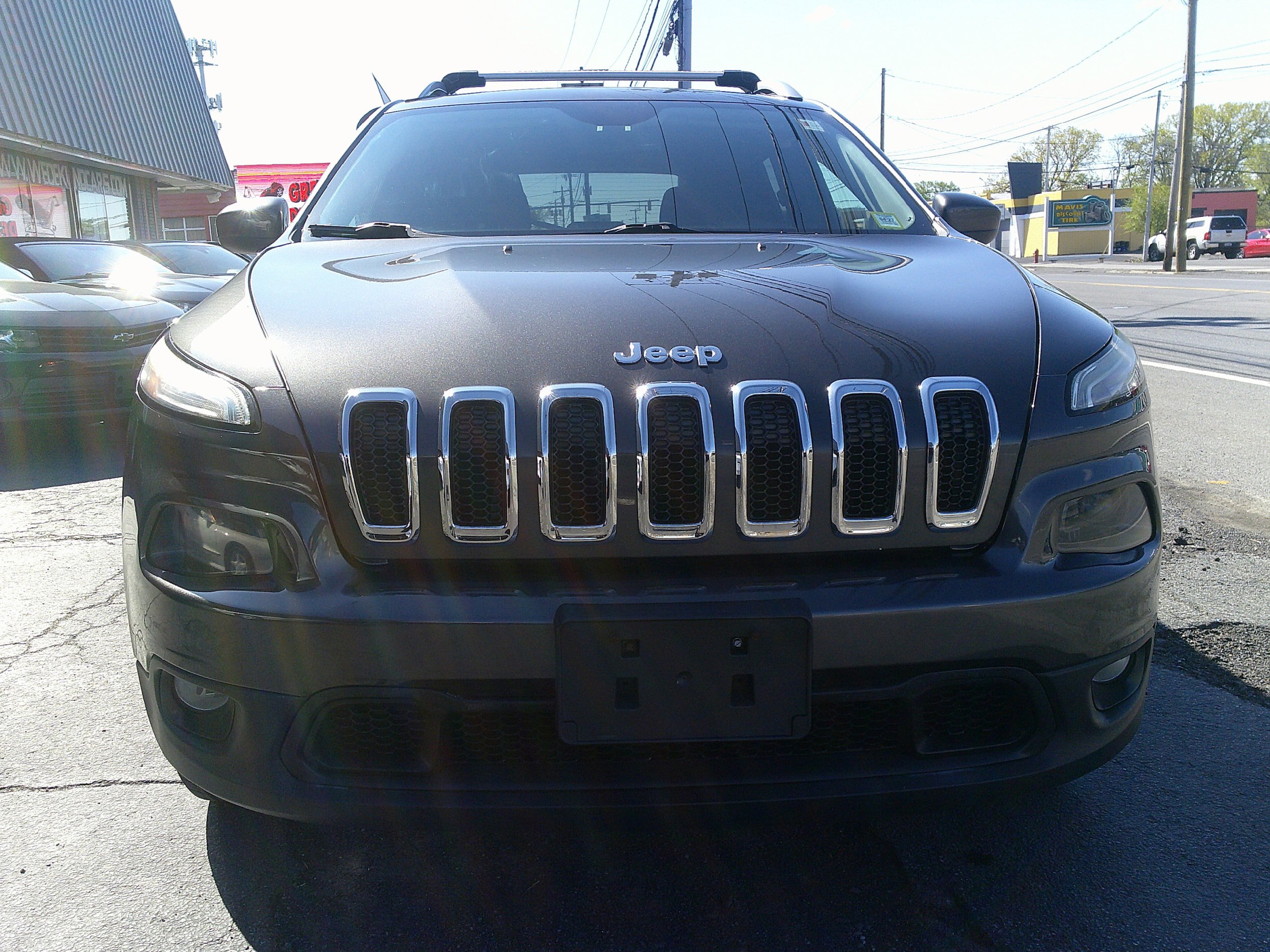 Used 2017 Jeep Cherokee Latitude w/ Cold Weather Group AWD/4WD image 9