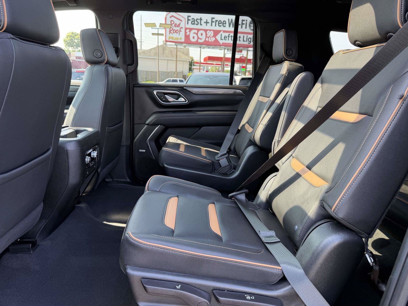 Used 2023 GMC Yukon XL AT4 w/ Technology Package AWD/4WD image 9