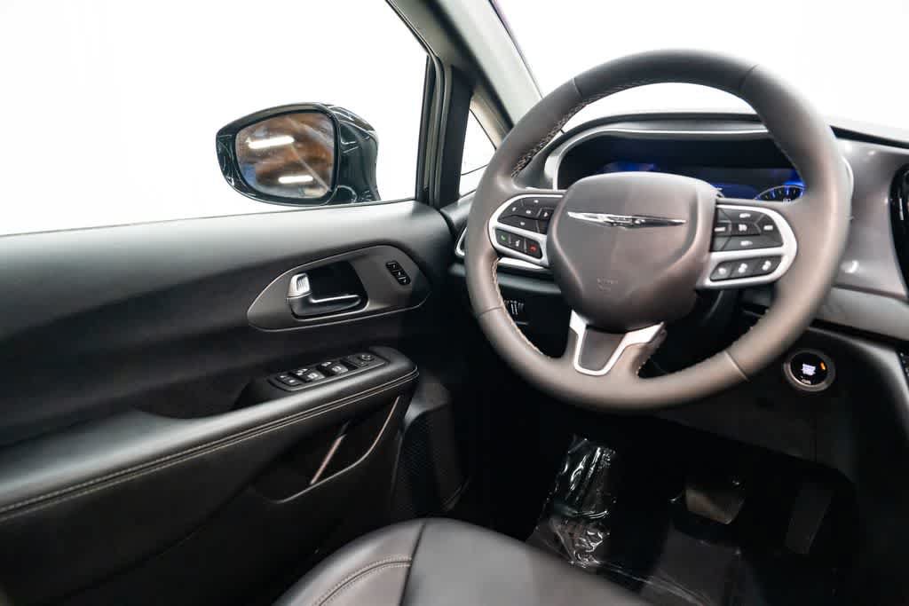 Used 2025 Chrysler Pacifica Select FWD image 12