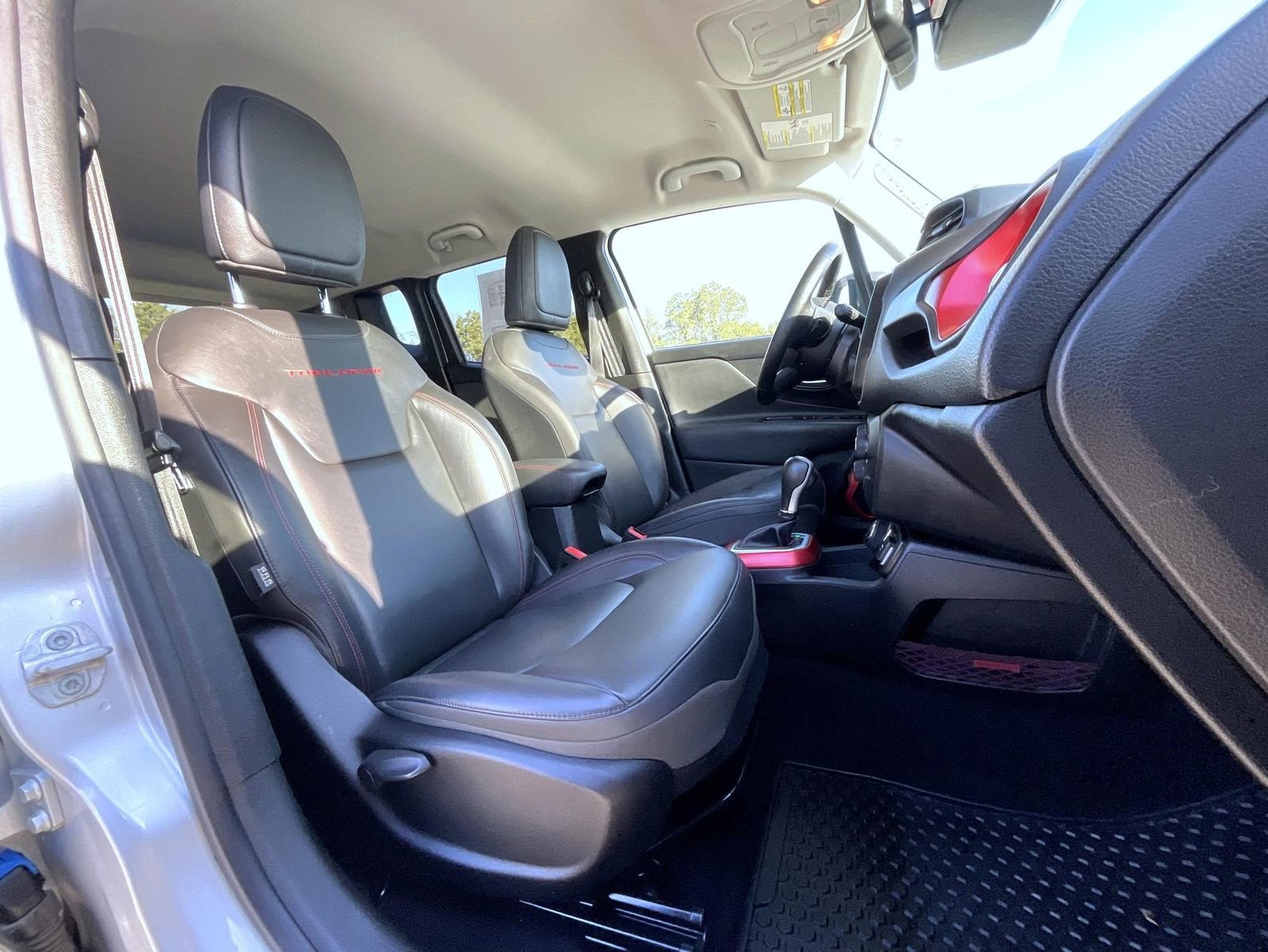 Used 2018 Jeep Renegade Trailhawk AWD/4WD image 15