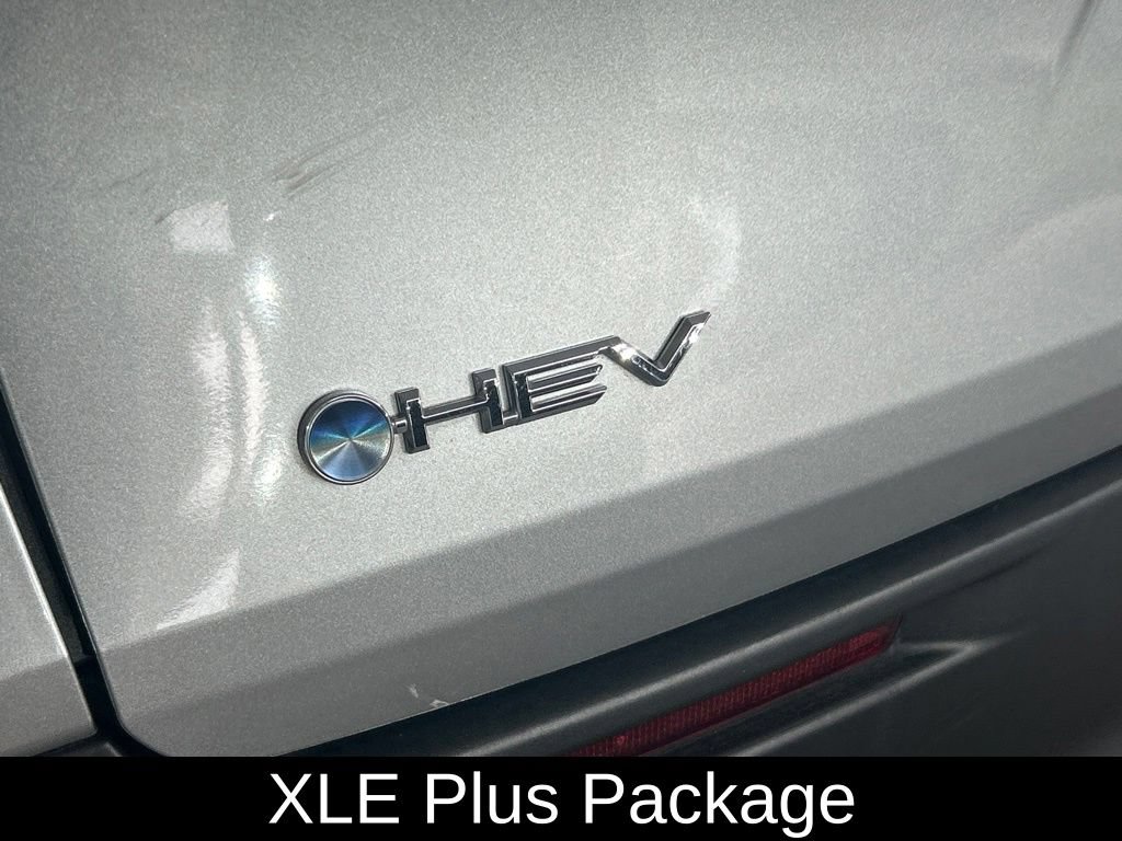 Used 2025 Toyota Sienna XLE FWD image 18