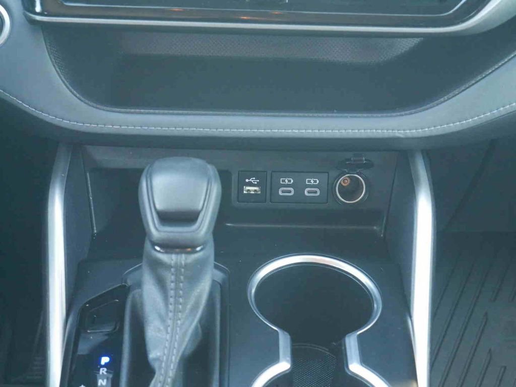 Used 2024 Toyota Highlander LE image 6
