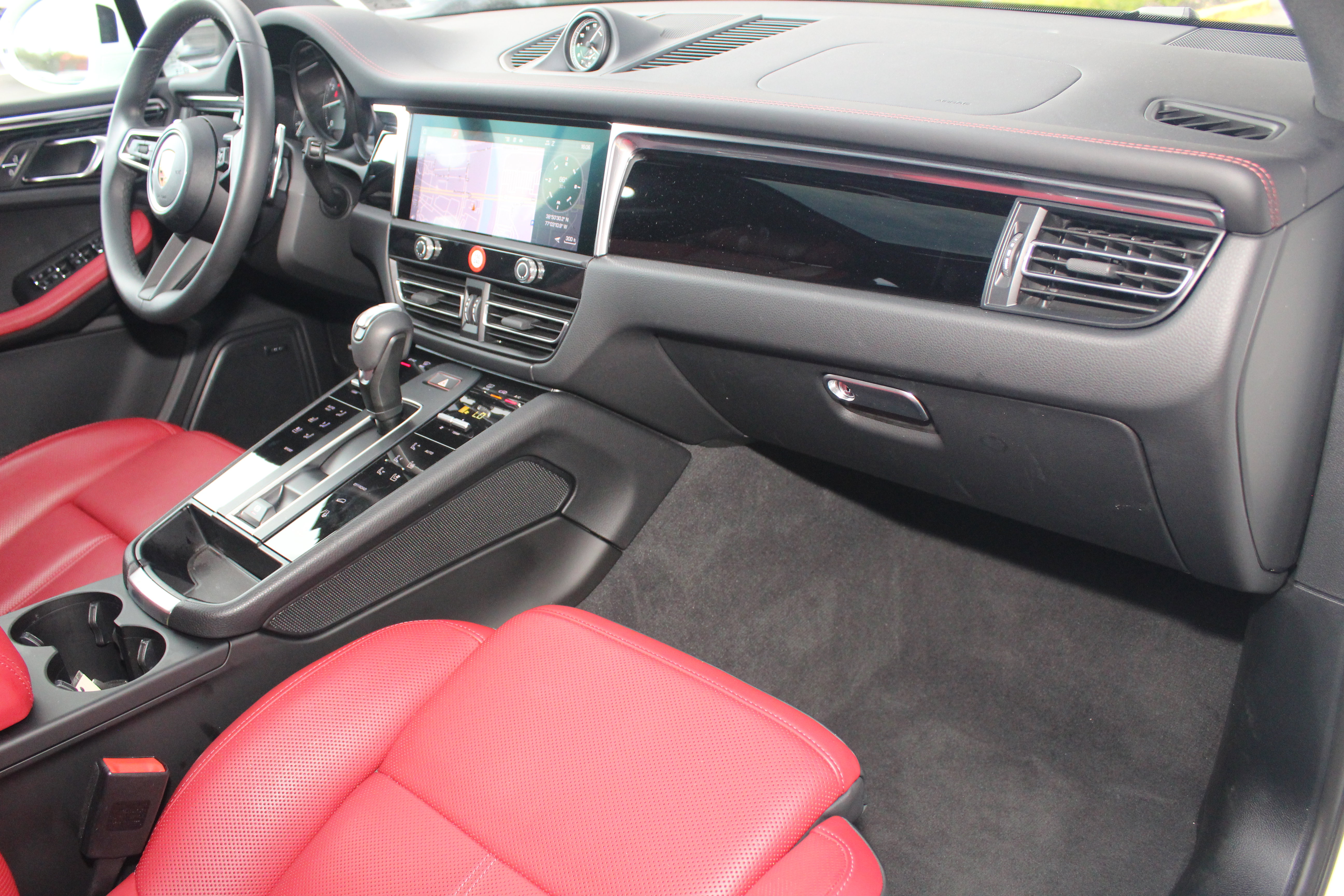 Certified 2025 Porsche Macan image 28