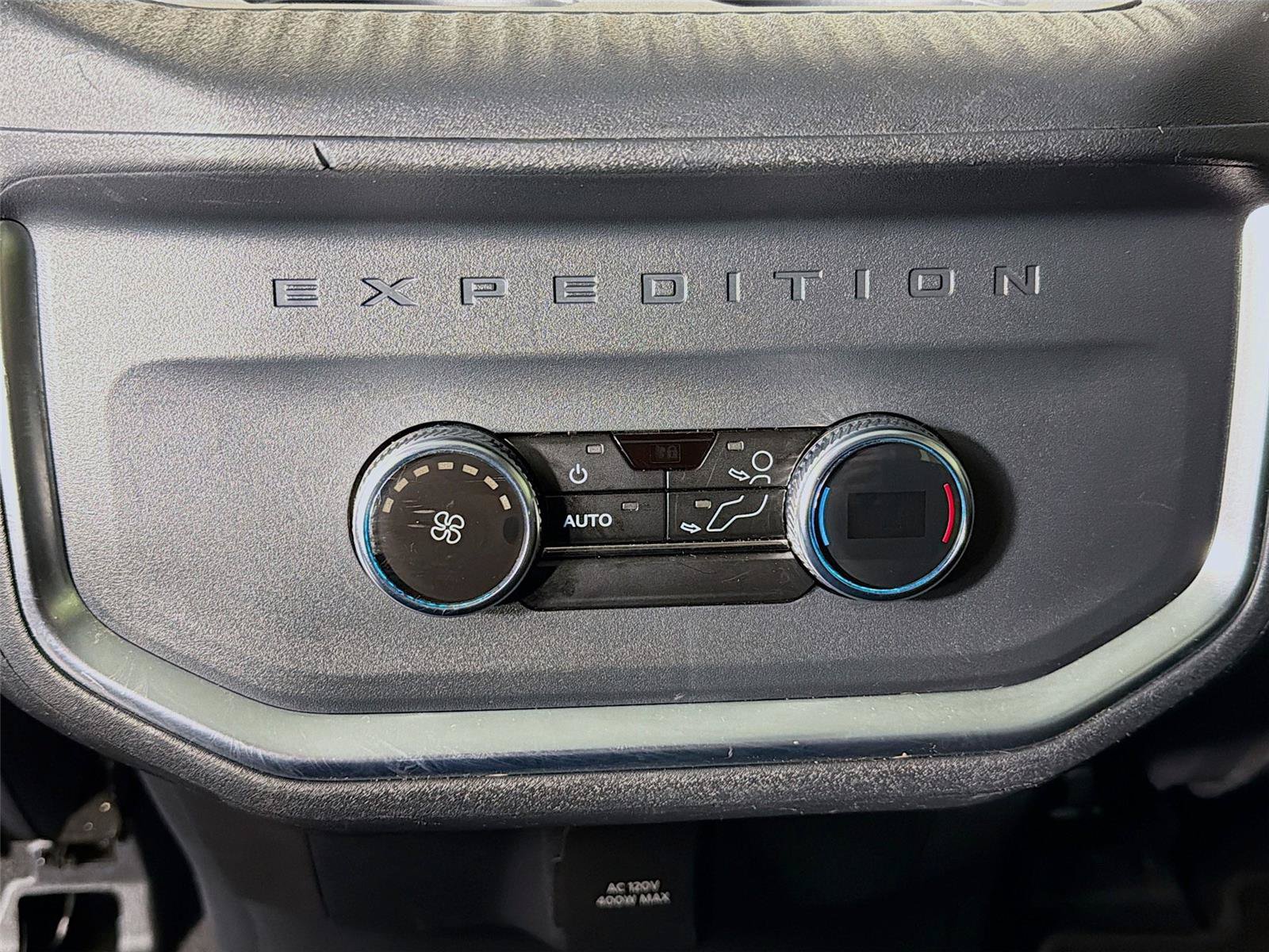 Used 2025 Ford Expedition Active AWD/4WD image 29