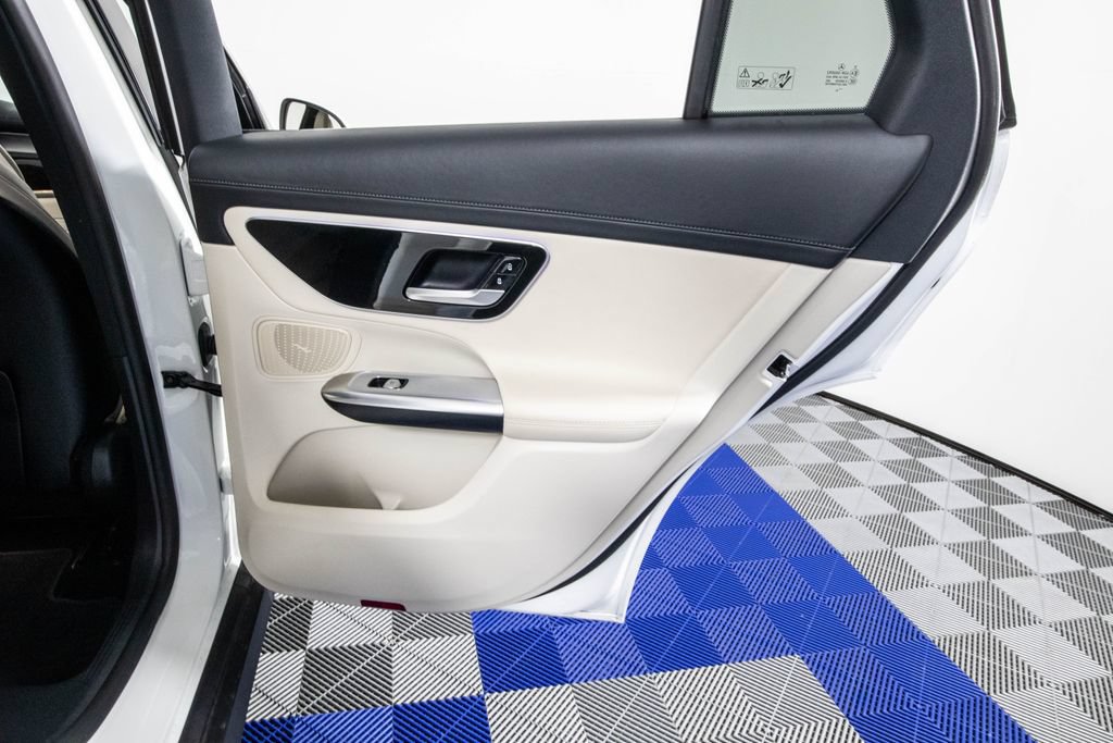 Used 2025 Mercedes-Benz GLC 300 image 17
