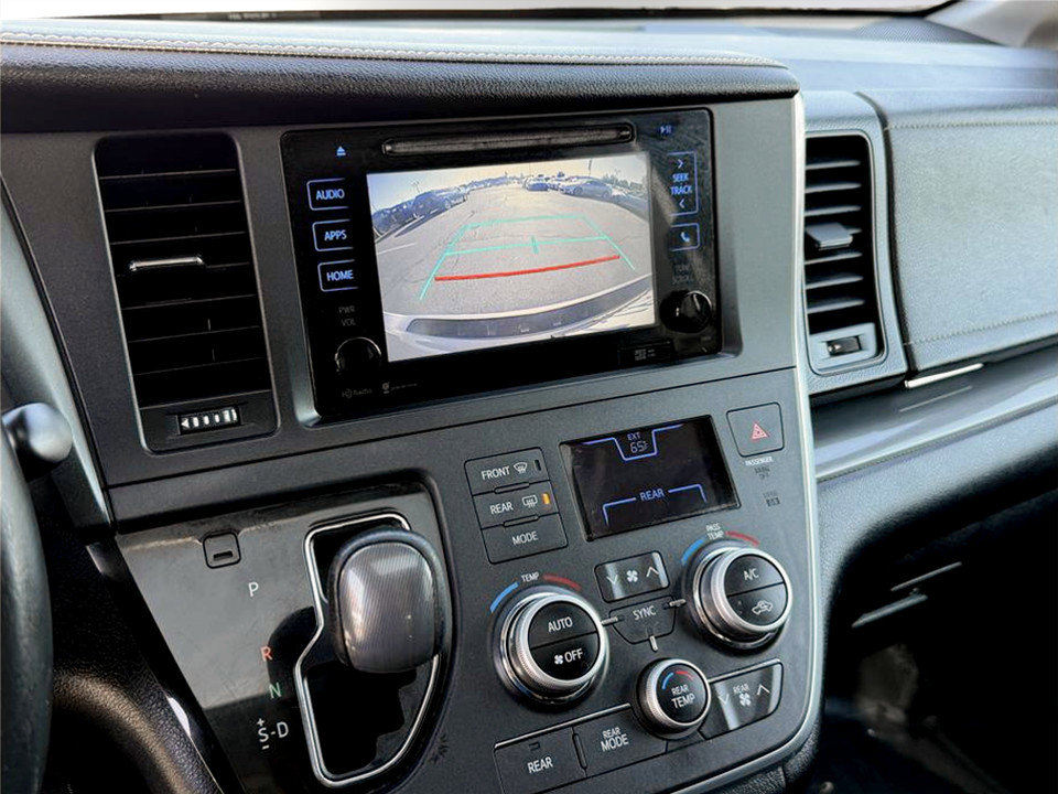 Used 2015 Toyota Sienna SE Premium image 12