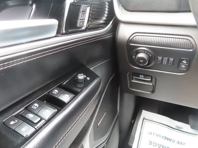 Used 2023 Jeep Wagoneer L Series II AWD/4WD image 33