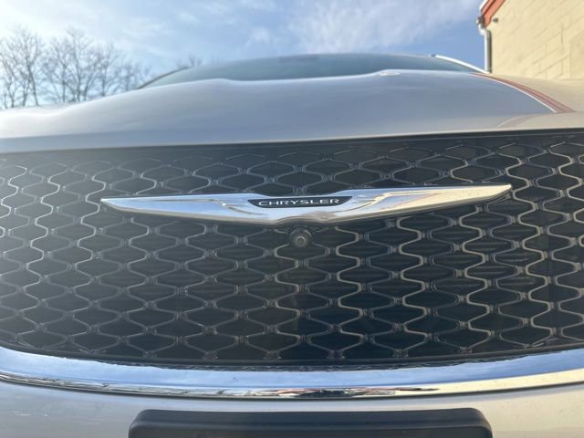 Used 2023 Chrysler Pacifica Touring-L image 9