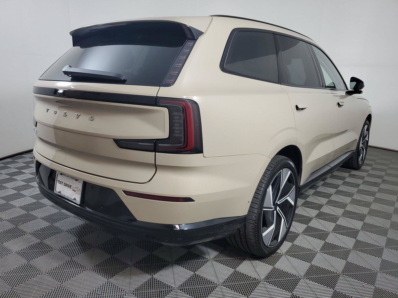 Used 2025 Volvo EX90 Ultra AWD/4WD image 6