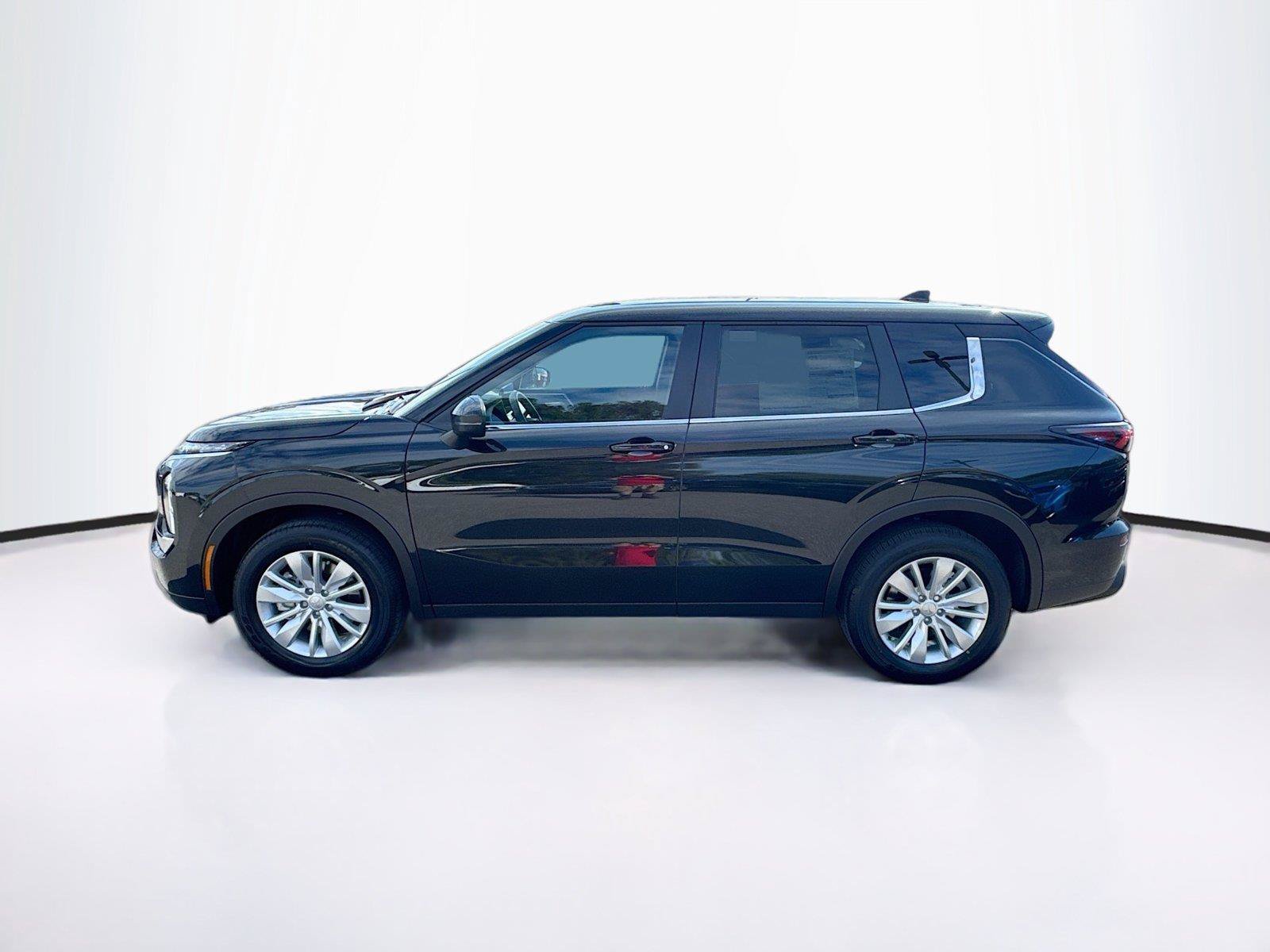 Used 2026 Mitsubishi Outlander ES FWD image 3