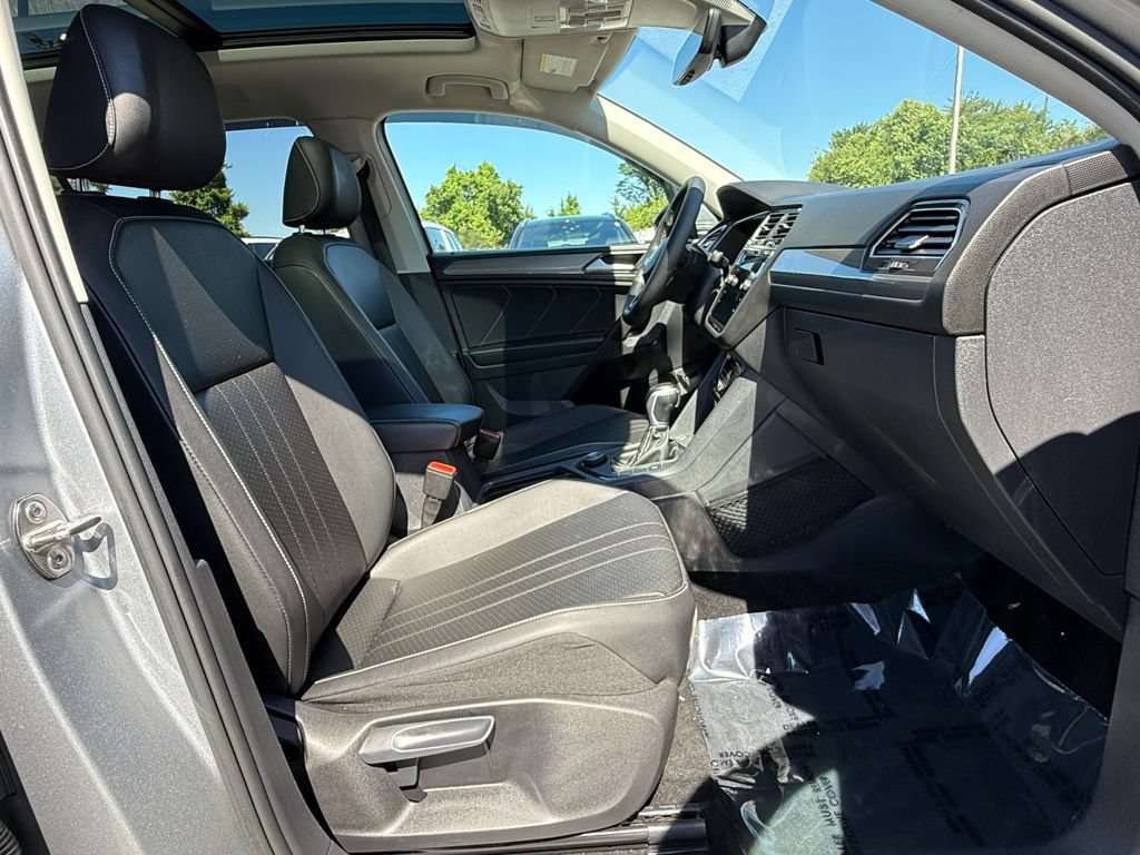 Used 2022 Volkswagen Tiguan SE w/ Panoramic Sunroof Package AWD/4WD image 23