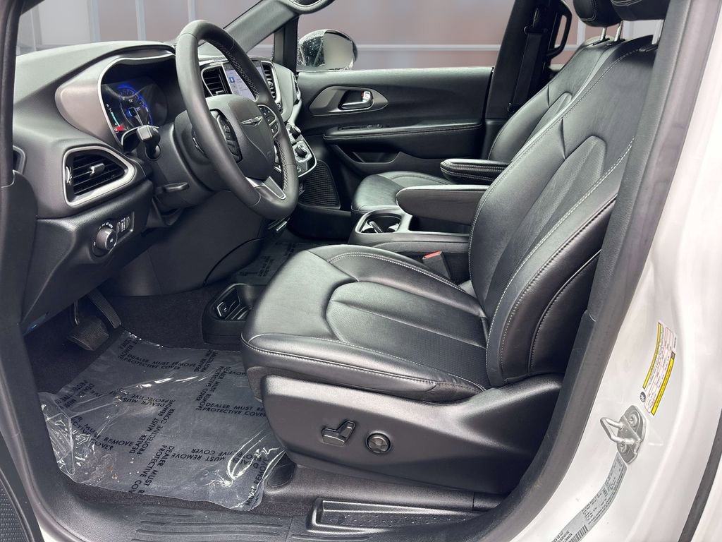 Used 2025 Chrysler Pacifica Select image 9