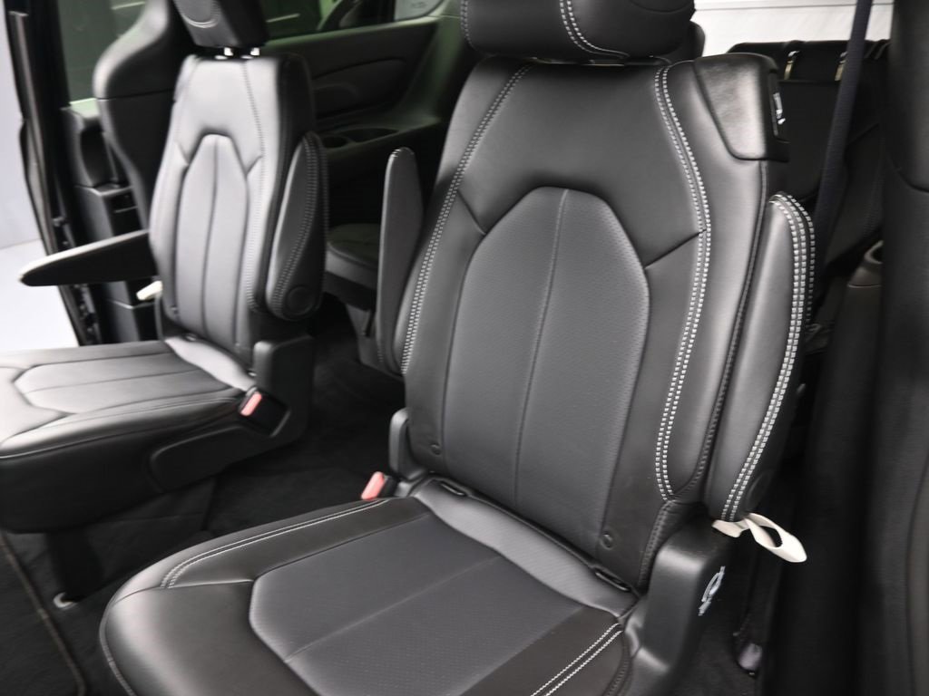 New 2026 Chrysler Pacifica Select image 12