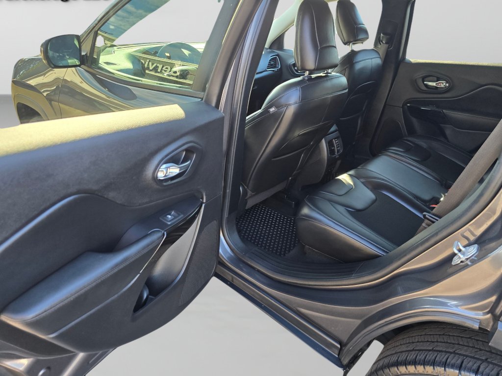 Used 2020 Jeep Cherokee Latitude Plus AWD/4WD image 22