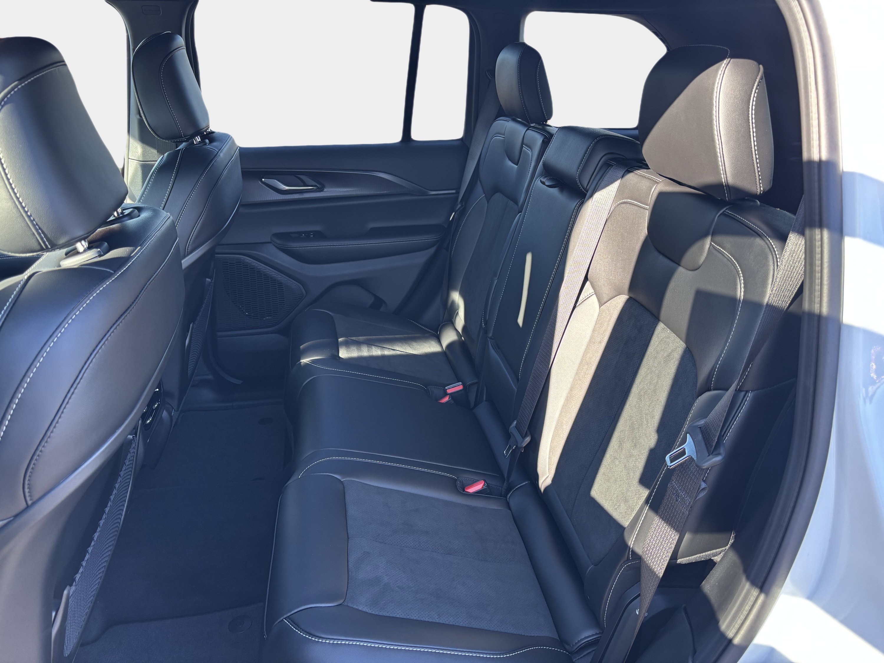 New 2025 Jeep Grand Cherokee Altitude AWD/4WD image 10