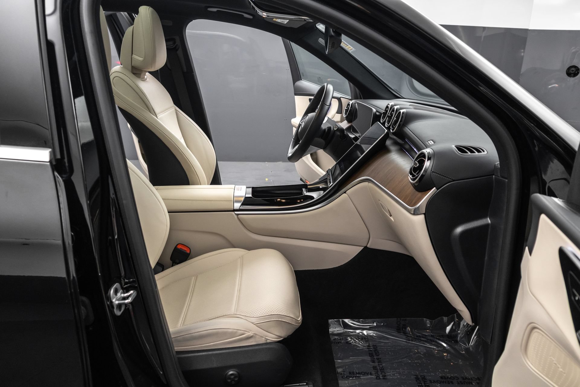 Used 2024 Mercedes-Benz GLC 300 4MATIC image 37