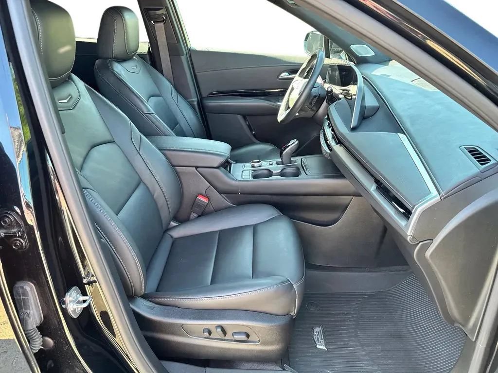Used 2024 Cadillac XT4 Luxury w/ Cold Weather Package AWD/4WD image 33