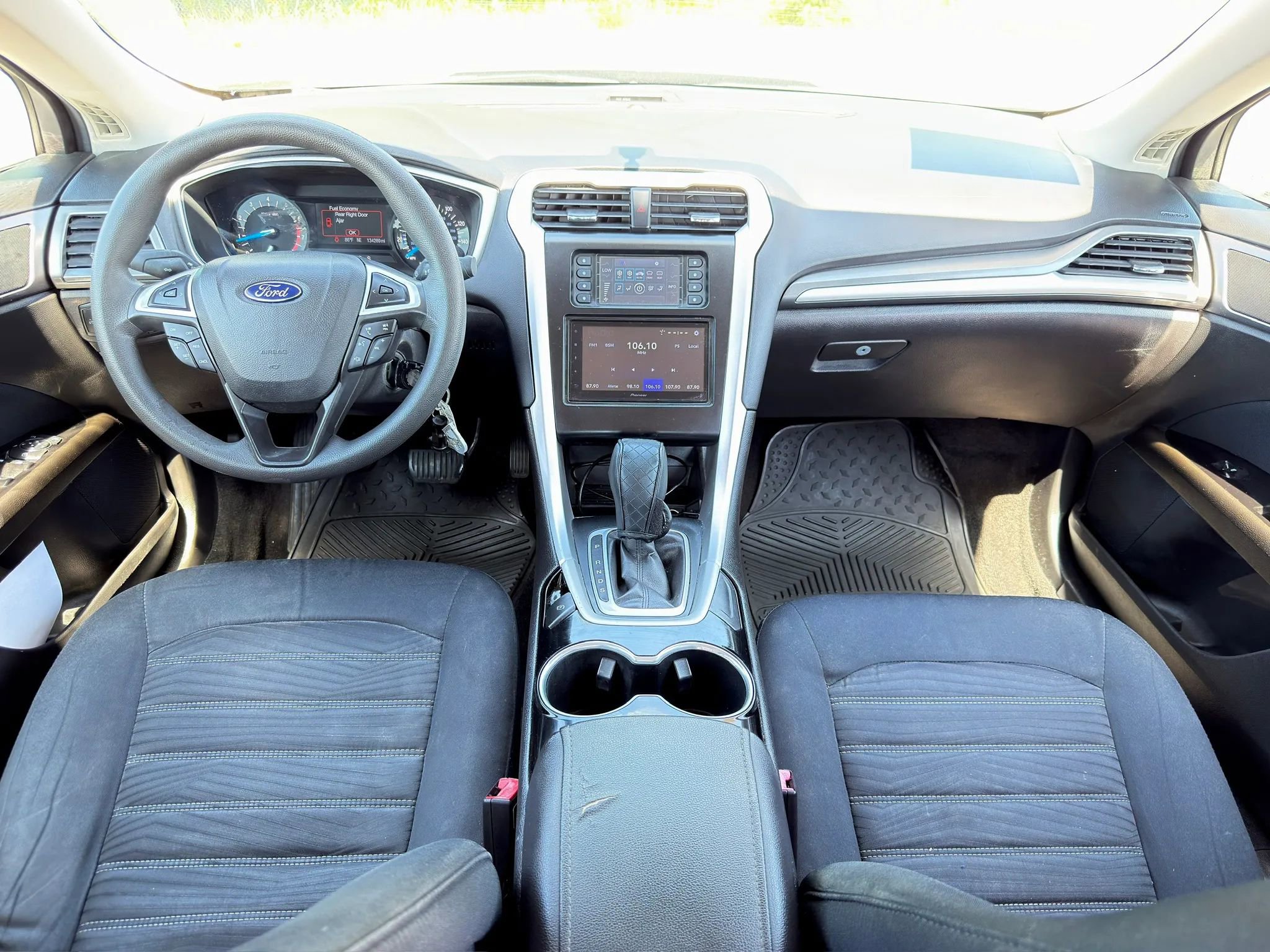 Used 2016 Ford Fusion SE FWD image 3