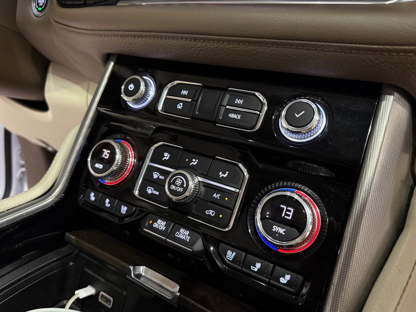 Used 2021 GMC Yukon XL Denali w/ Denali Premium Package image 32