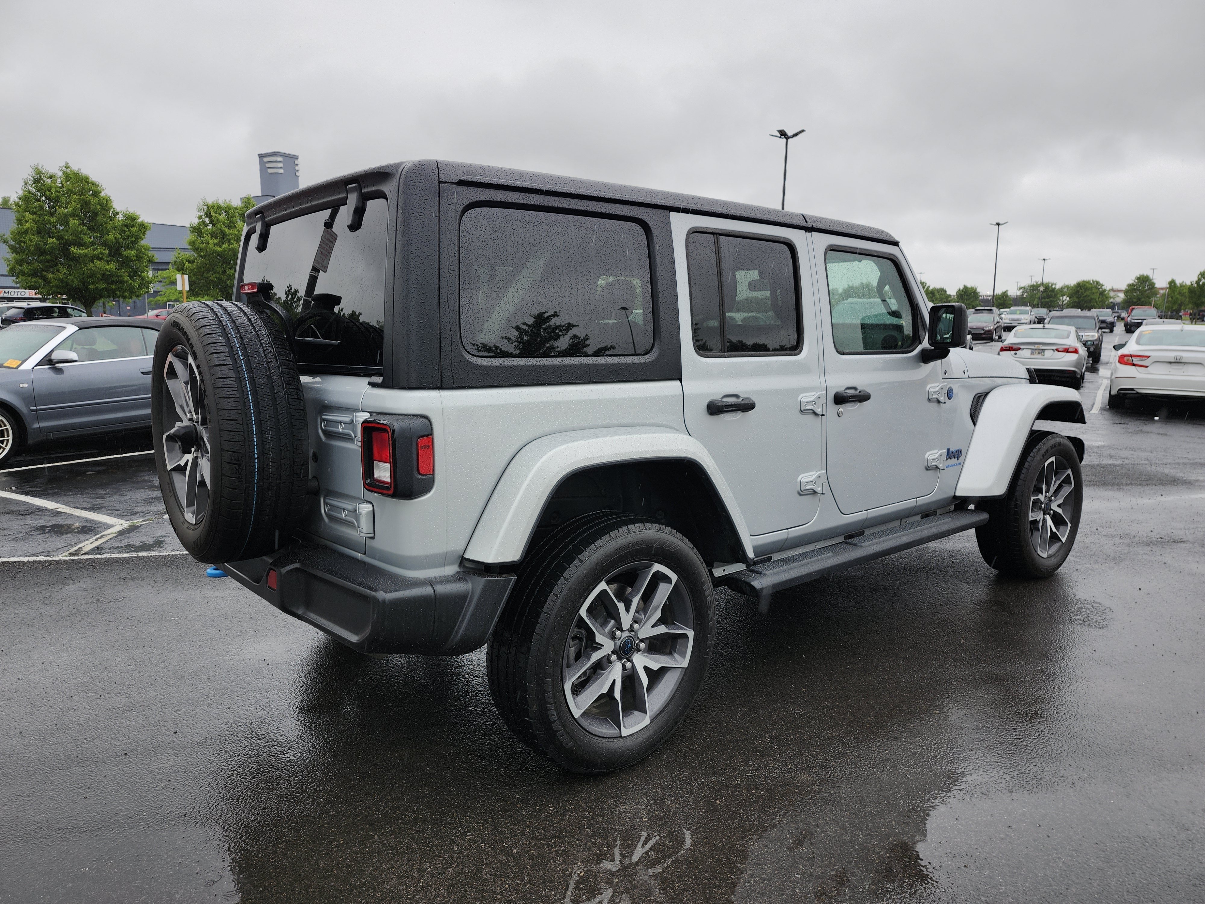 Used 2024 Jeep Wrangler Unlimited w/ Convenience Group AWD/4WD image 18