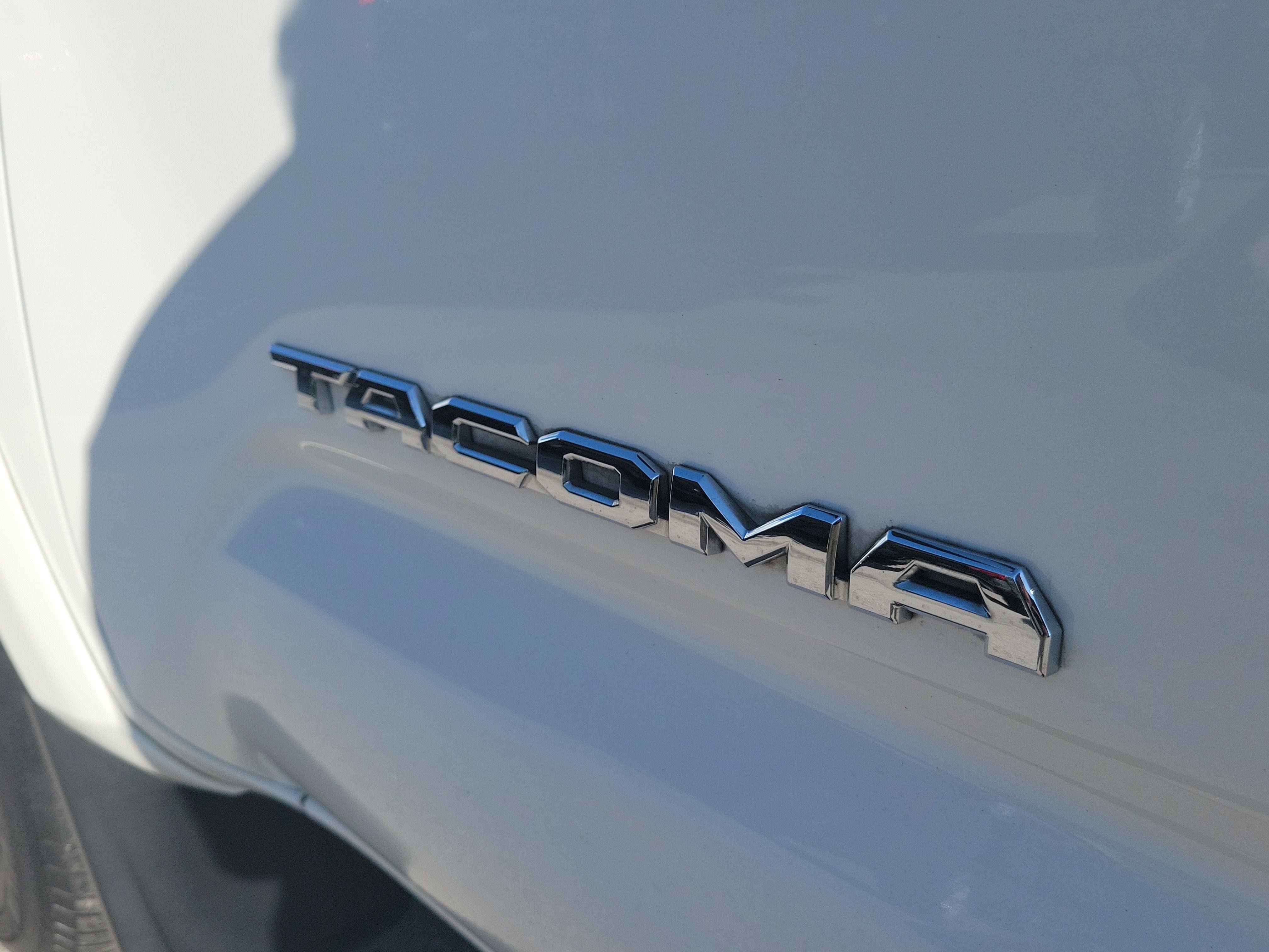 Used 2018 Toyota Tacoma SR5 RWD image 12