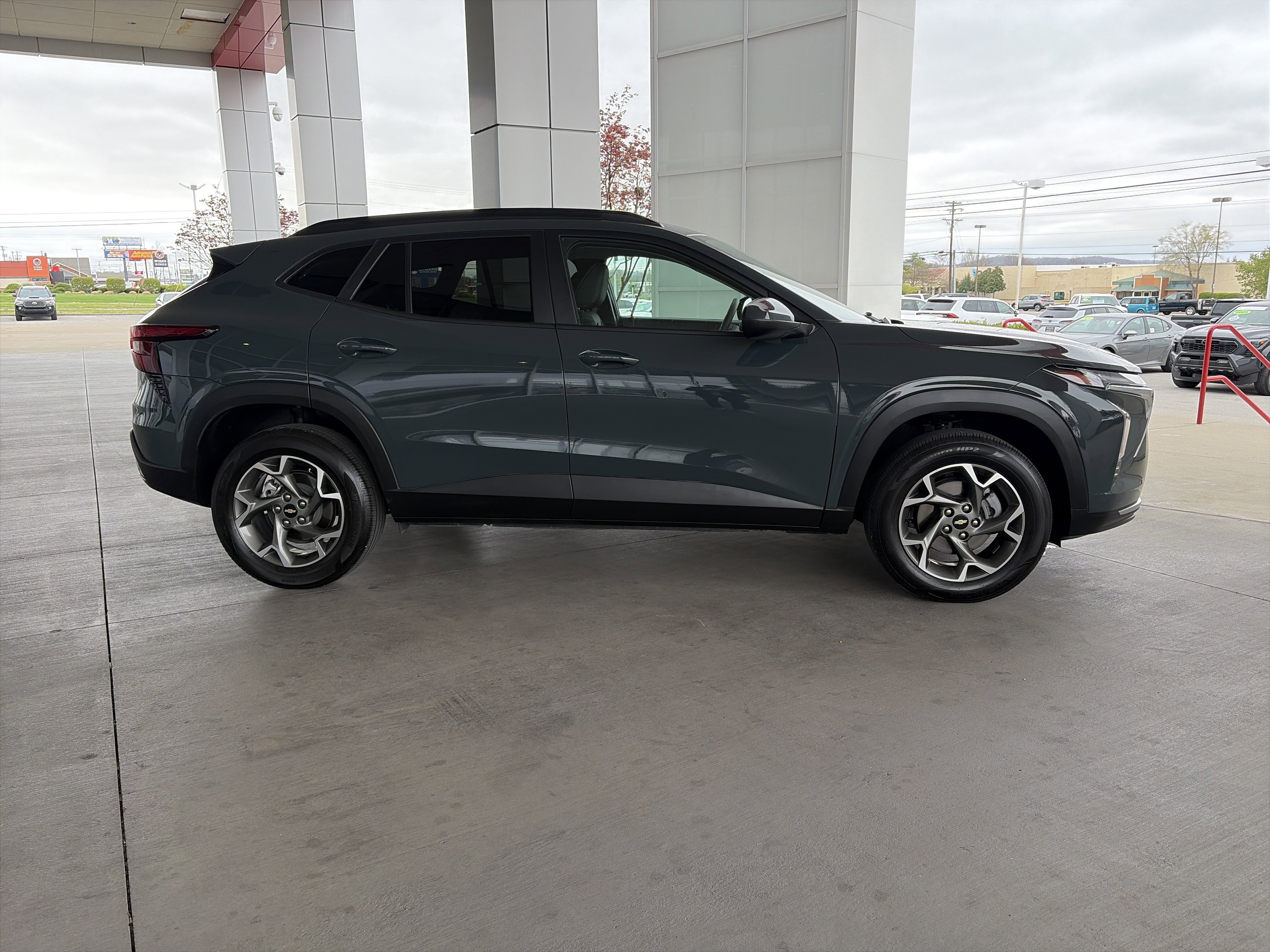 Used 2025 Chevrolet Trax LT image 4