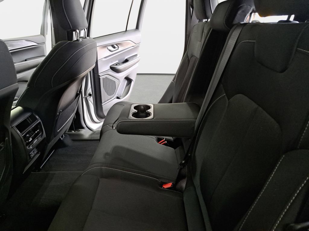 Used 2025 Jeep Grand Cherokee Laredo w/ Luxury Tech Group I image 16