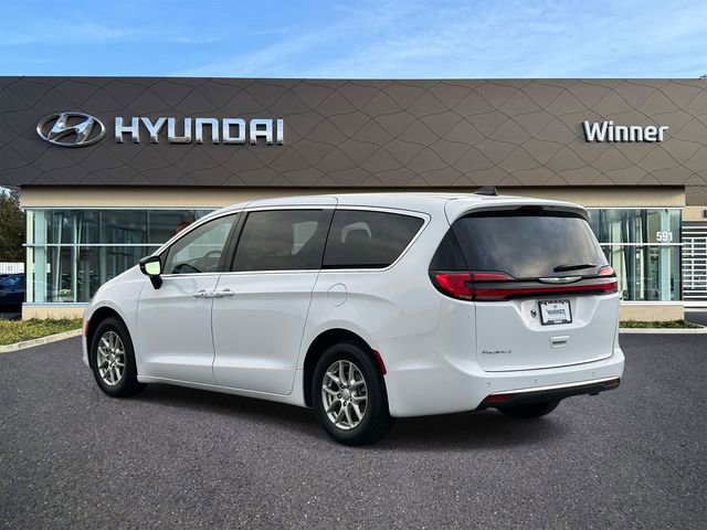 Used 2025 Chrysler Pacifica Select FWD image 3