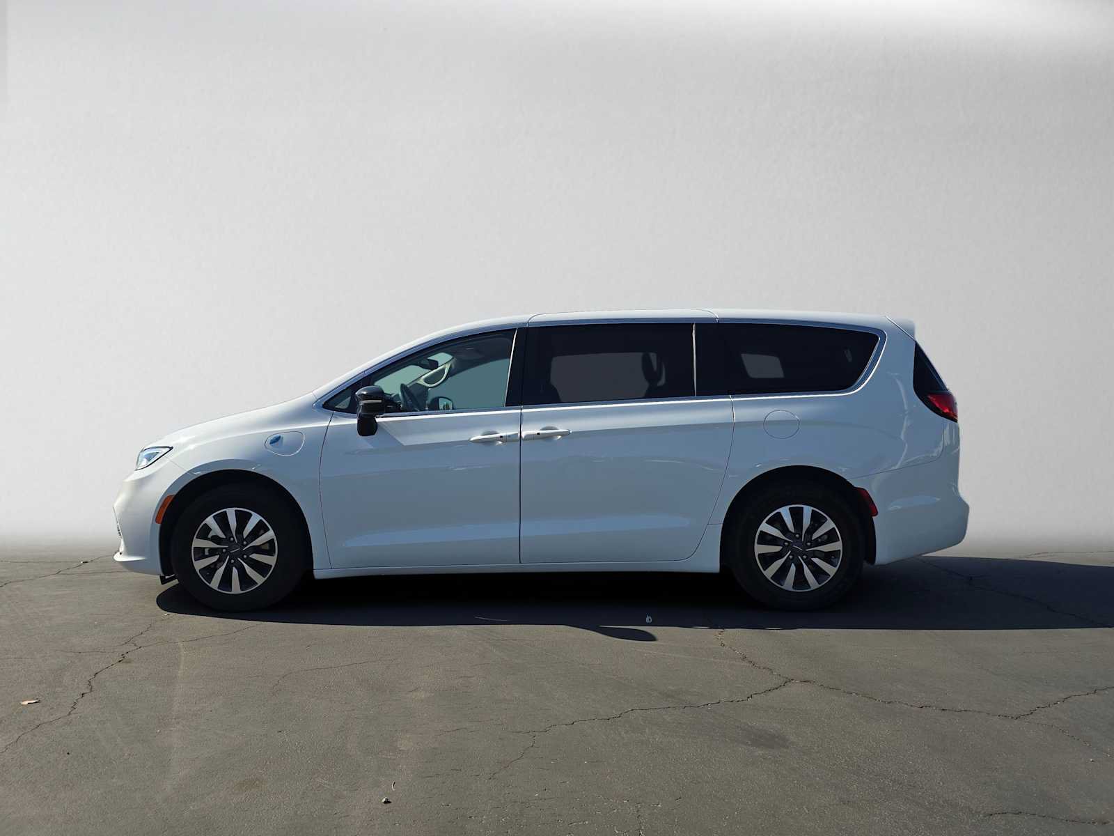 Used 2024 Chrysler Pacifica Limited FWD image 6