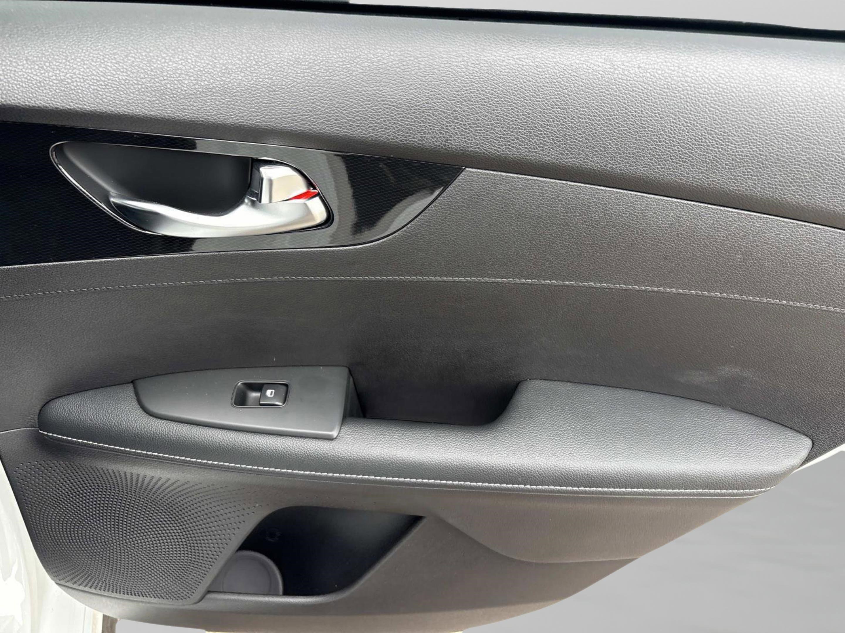 Used 2023 Kia Forte GT-Line w/ GT-Line Premium Package image 18