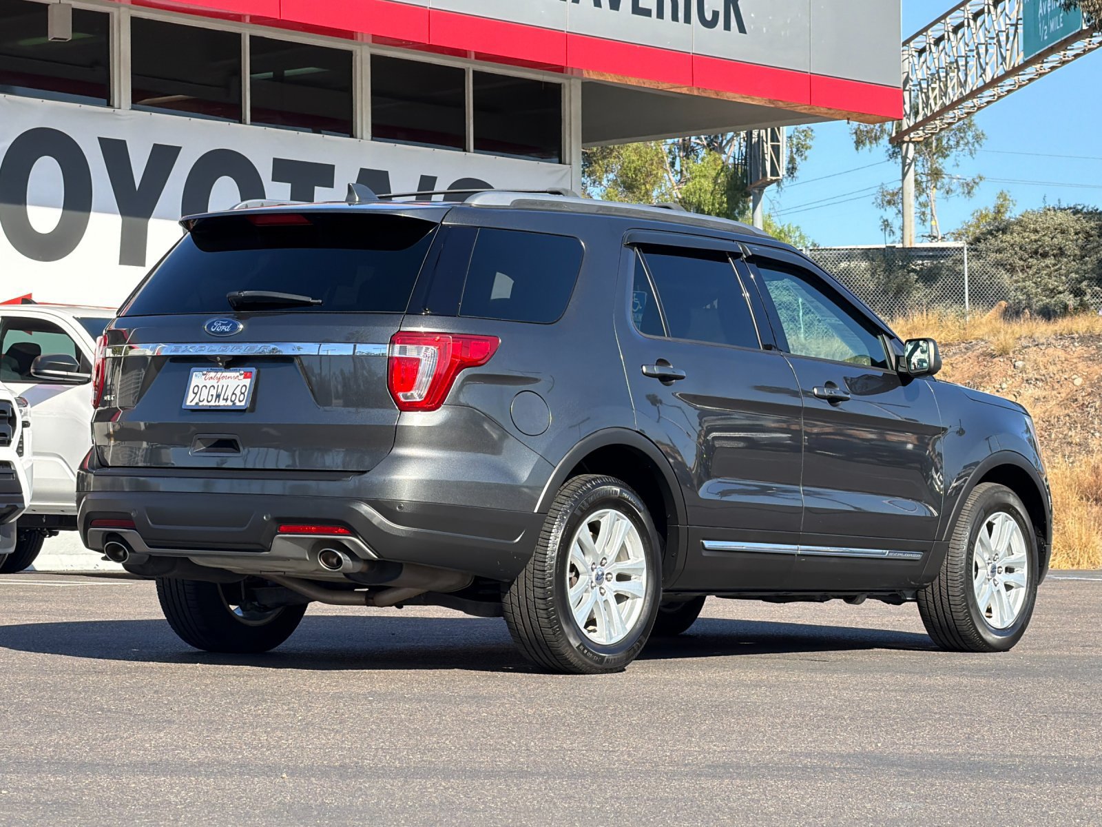Used 2018 Ford Explorer XLT FWD image 5