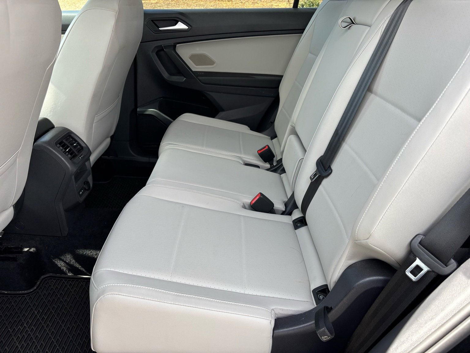 Used 2021 Volkswagen Tiguan SE image 10