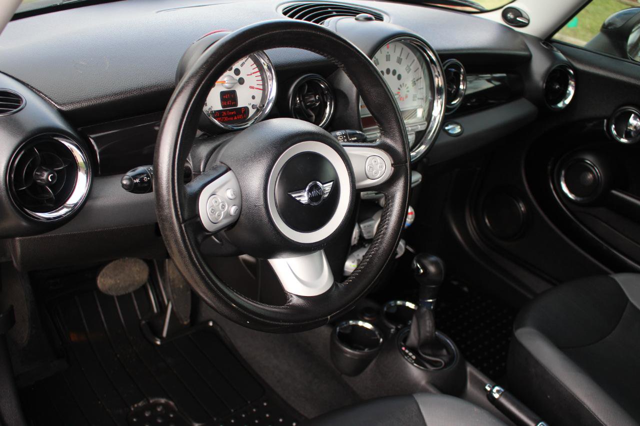 Used 2010 MINI Cooper Hardtop image 16