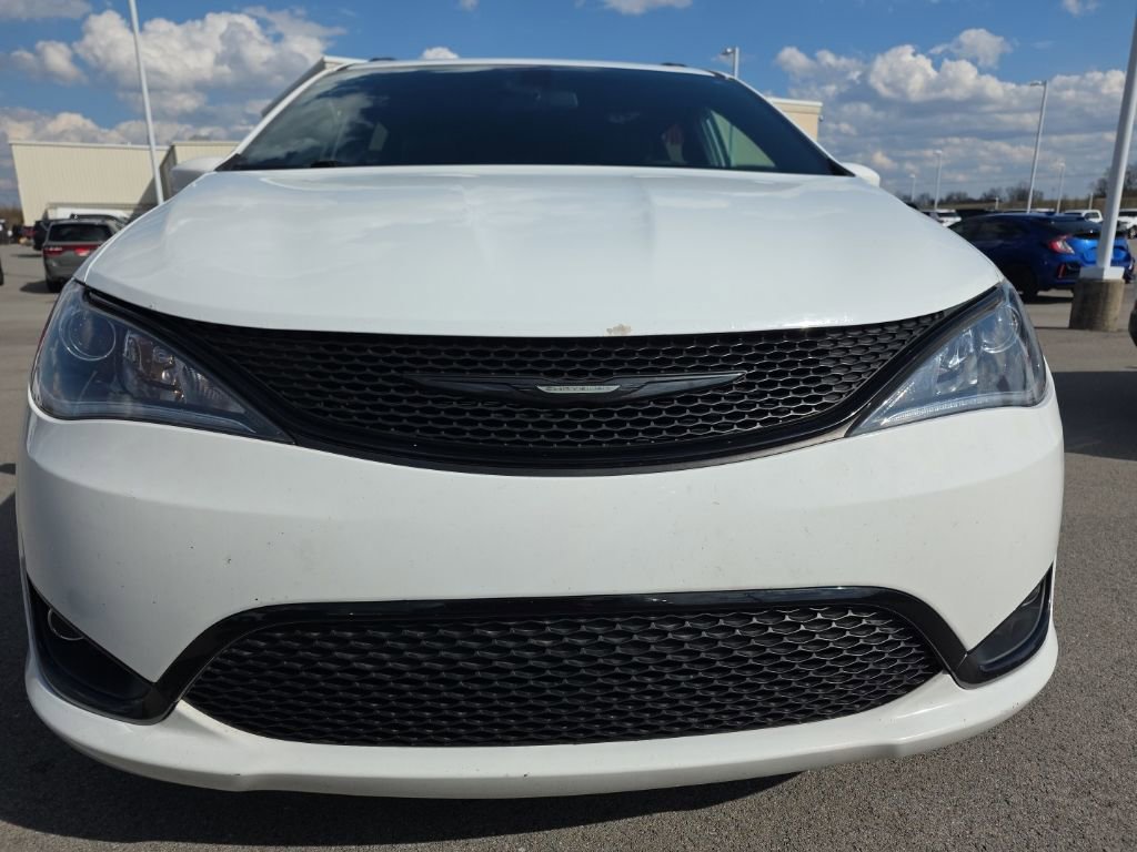 Used 2018 Chrysler Pacifica Touring-L w/ Premium Audio Group image 2