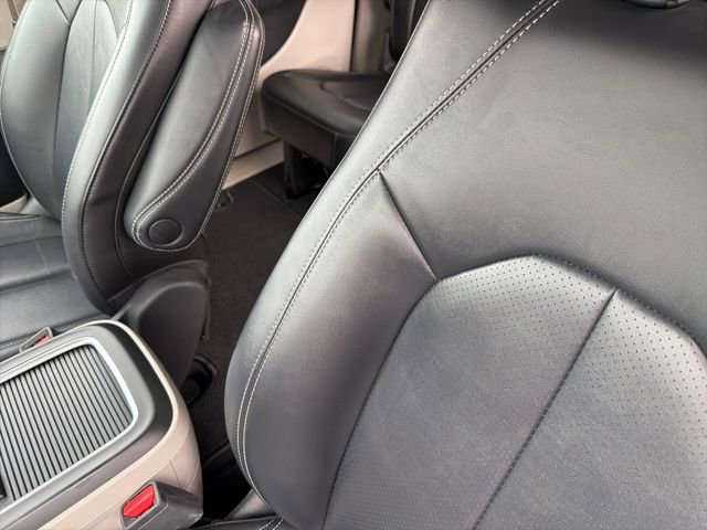 Used 2024 Chrysler Pacifica Touring-L image 15