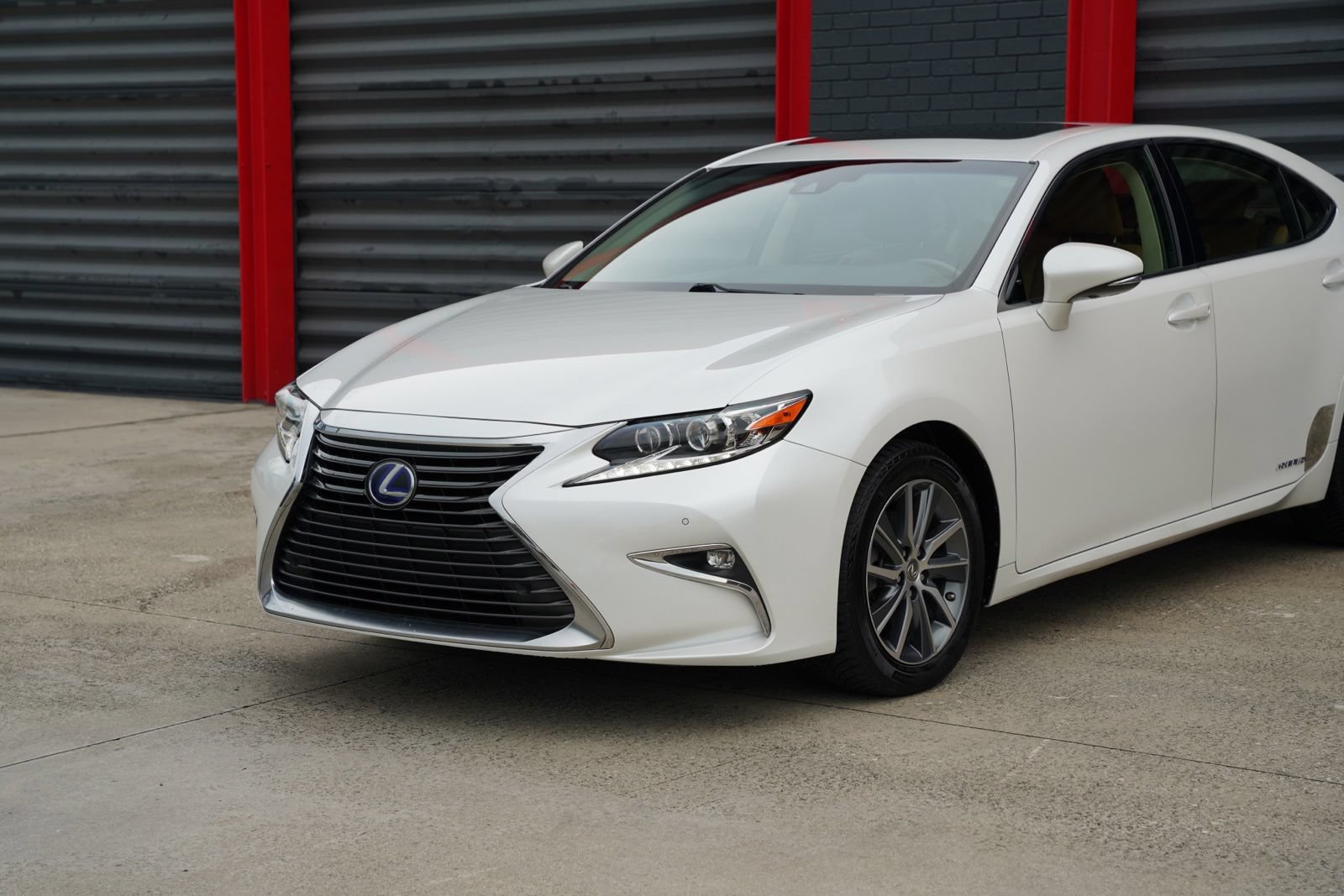 Used 2016 Lexus ES 300h w/ Ultra Luxury Package FWD image 2