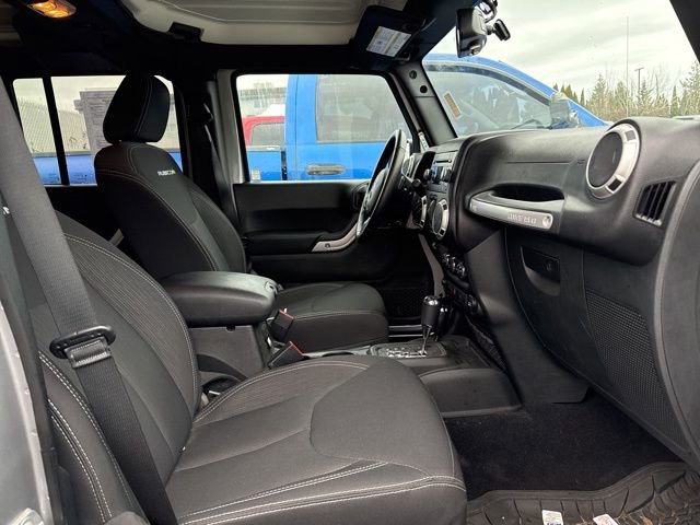 Used 2018 Jeep Wrangler Unlimited Rubicon w/ Connectivity Group image 18