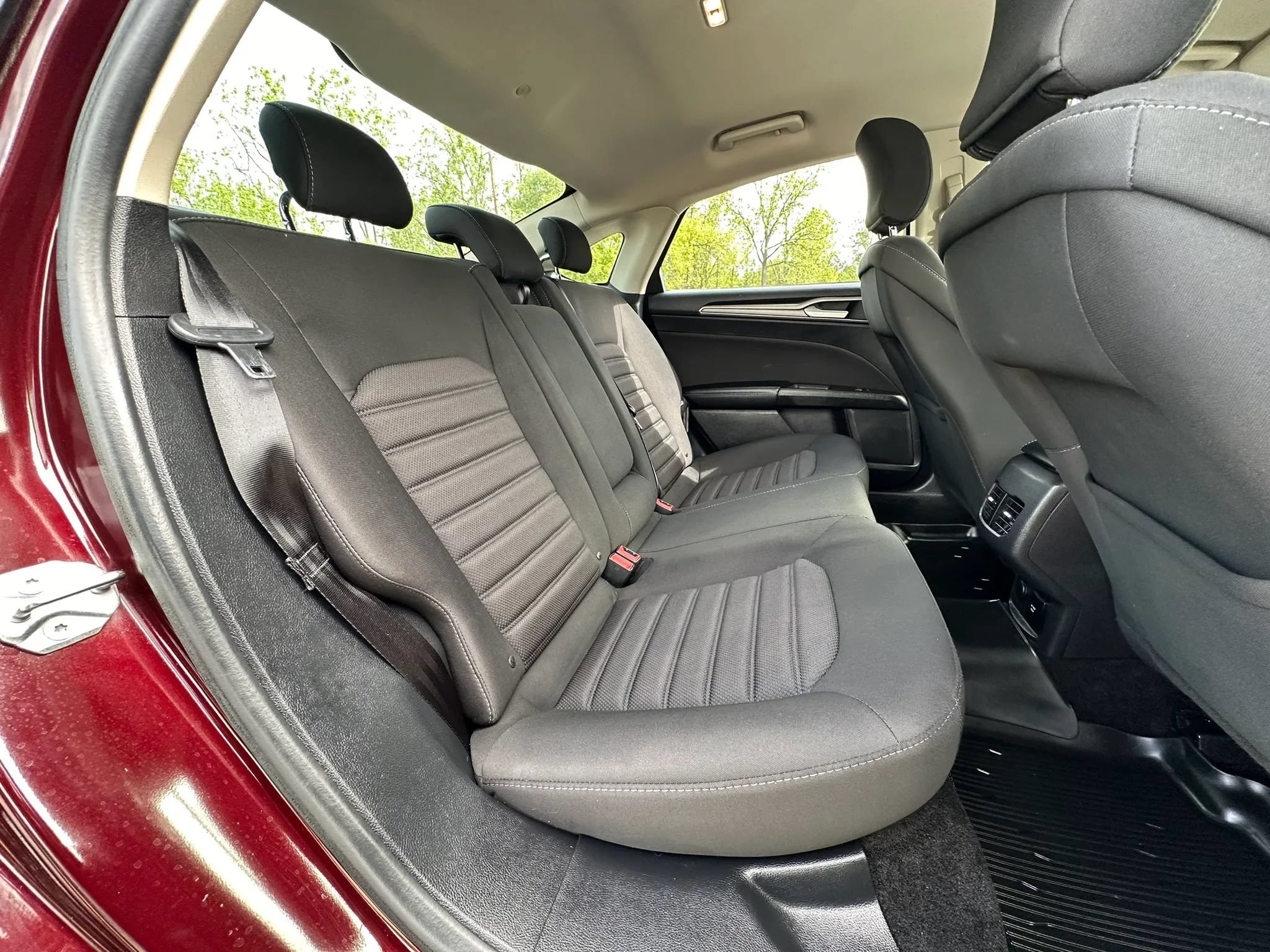 Used 2018 Ford Fusion SE FWD image 18