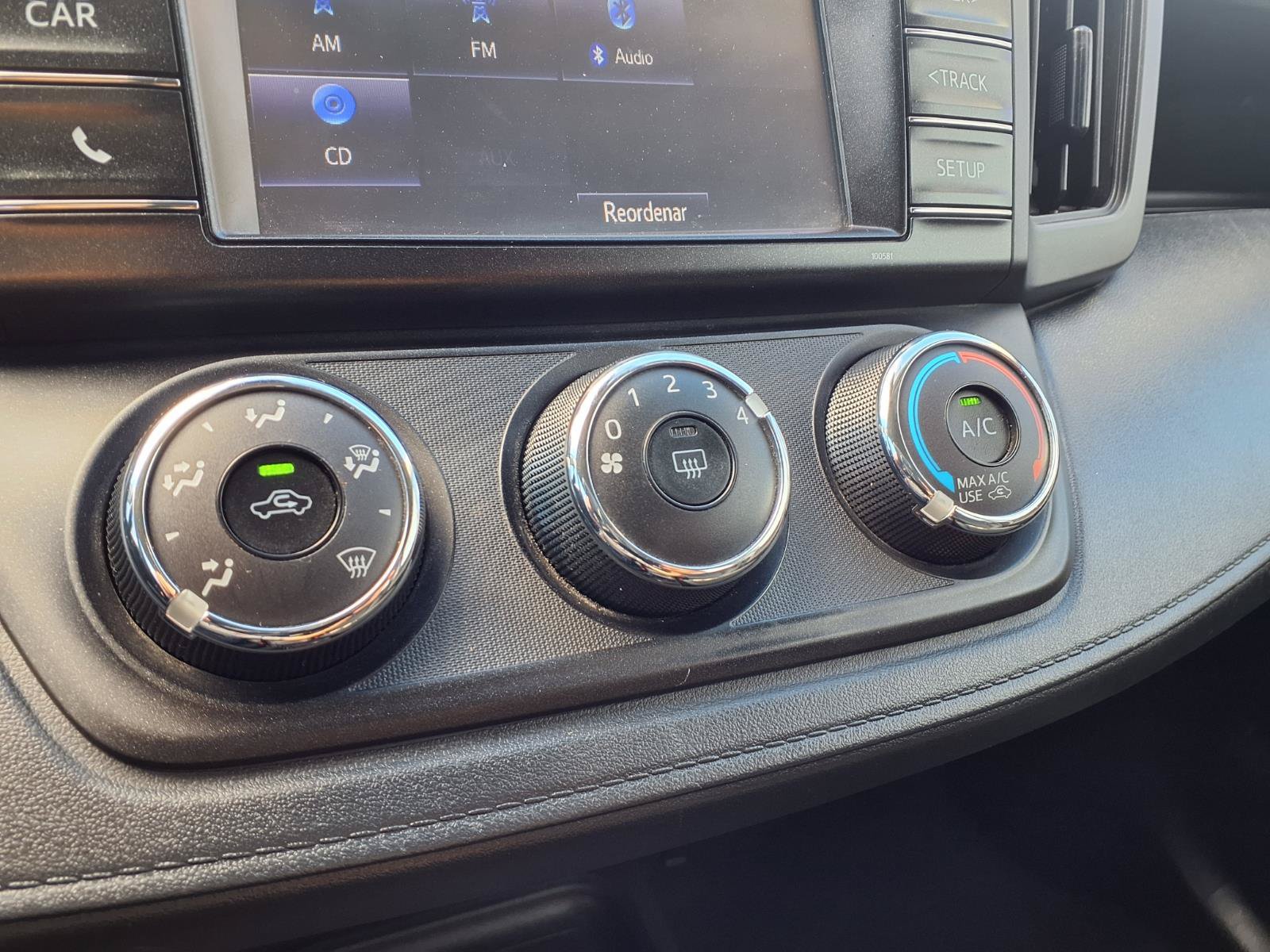 Used 2018 Toyota RAV4 LE FWD image 9