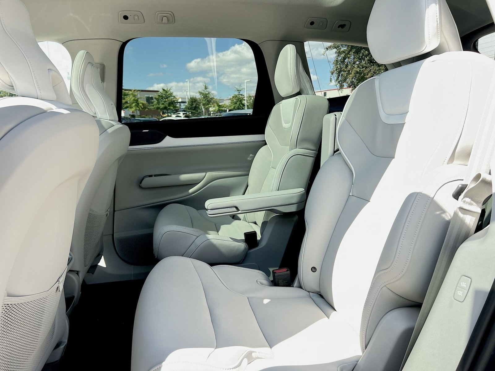 New 2025 Volvo EX90 Plus image 25