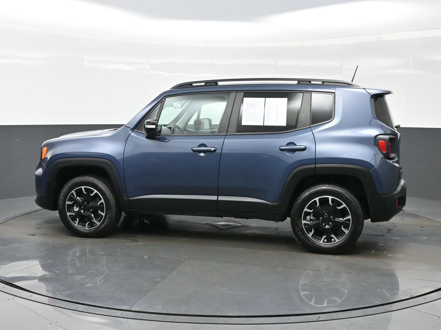 Used 2023 Jeep Renegade Latitude AWD/4WD image 4