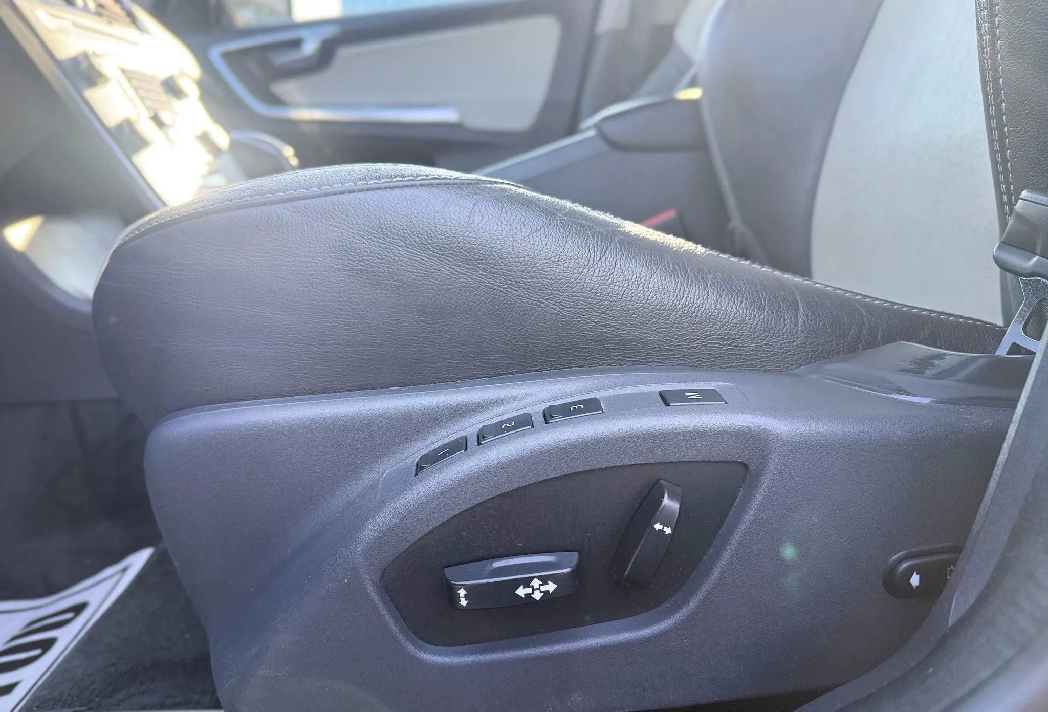 Used 2017 Volvo XC60 T5 Dynamic w/ Preferred Option Package image 26