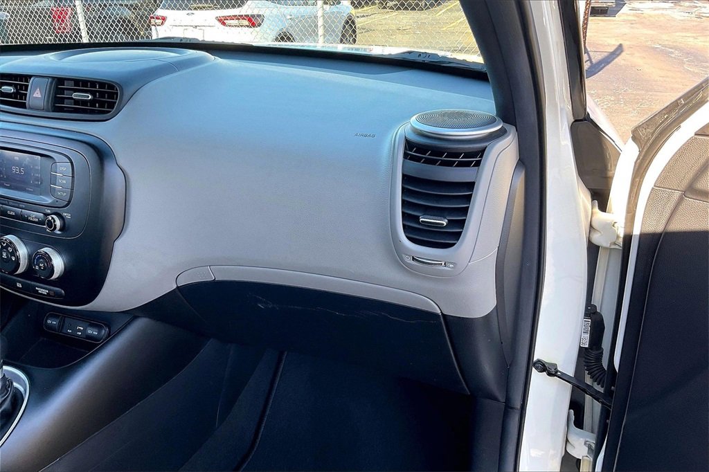 Used 2016 Kia Soul + image 13